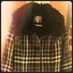 Stunning plaid coat with detachable fur collar!!